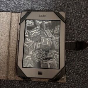 Kindle 4th Gen E-Reader with Case